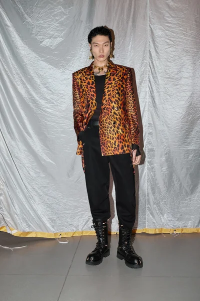 Look 16